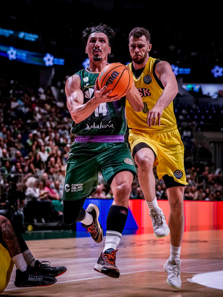 Nihad Djedovic se dispone a anotar una penetración