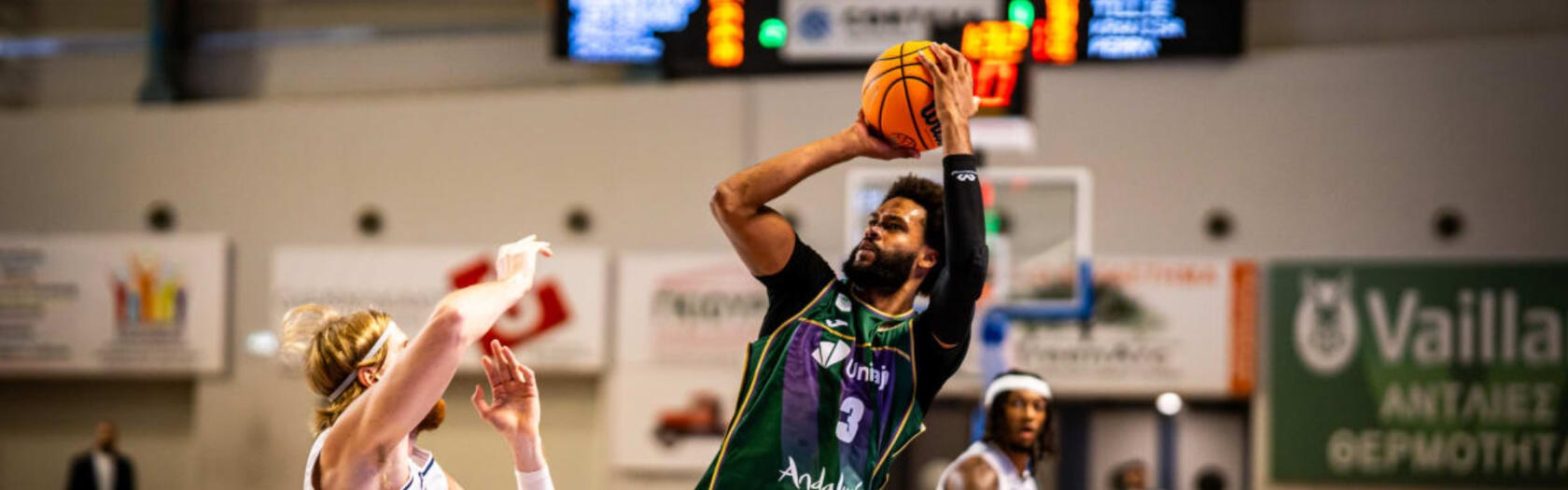 James Webb III trata de anotar frente al Karditsa Iaponiki.