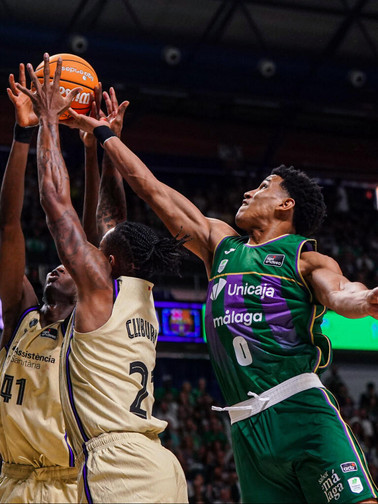 Tyson Pérez intenta atrapar el rebote ante Clyburn y Keita