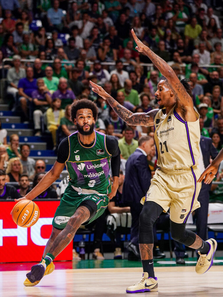 James Webb III intenta superar a Will Clyburn