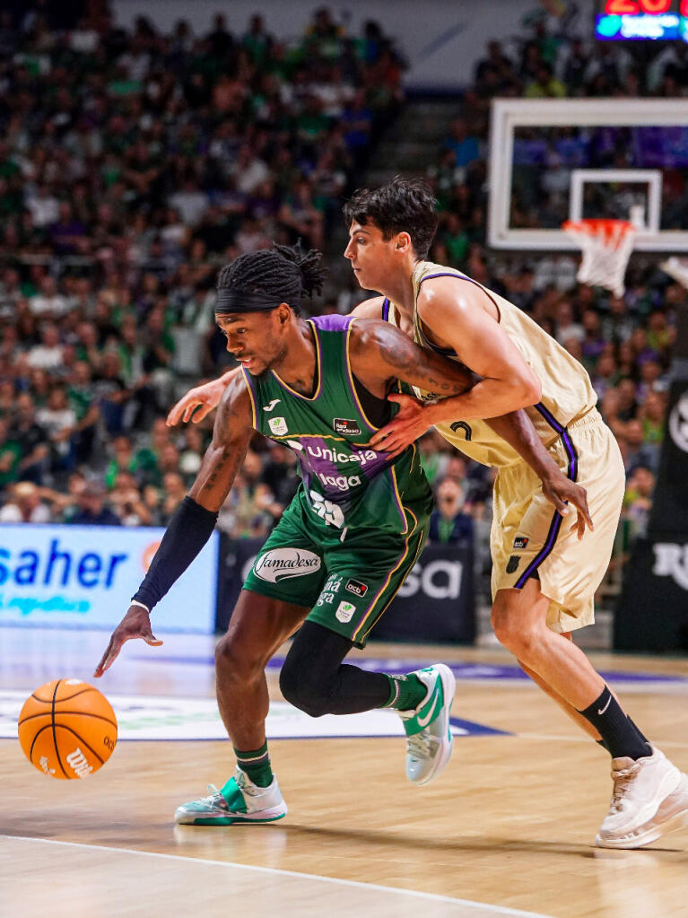 Kendrick Perry defendido por Juani Marcos