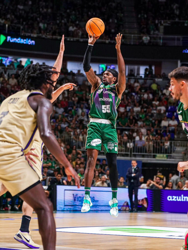 Kendrick Perry lanza de tres