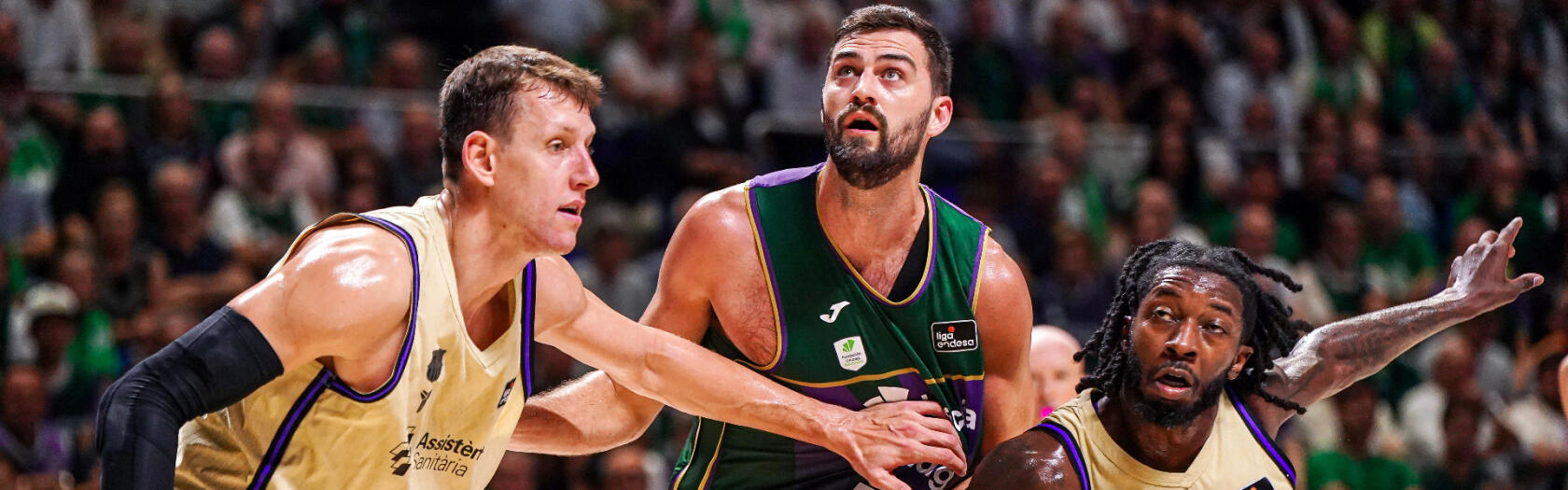 David Kravish esperando el rebote entre Vesely y Cale