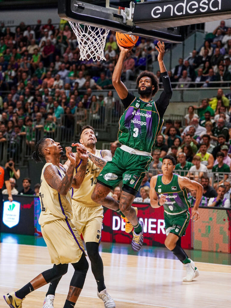 James Webb III anota un lanzamiento cercano