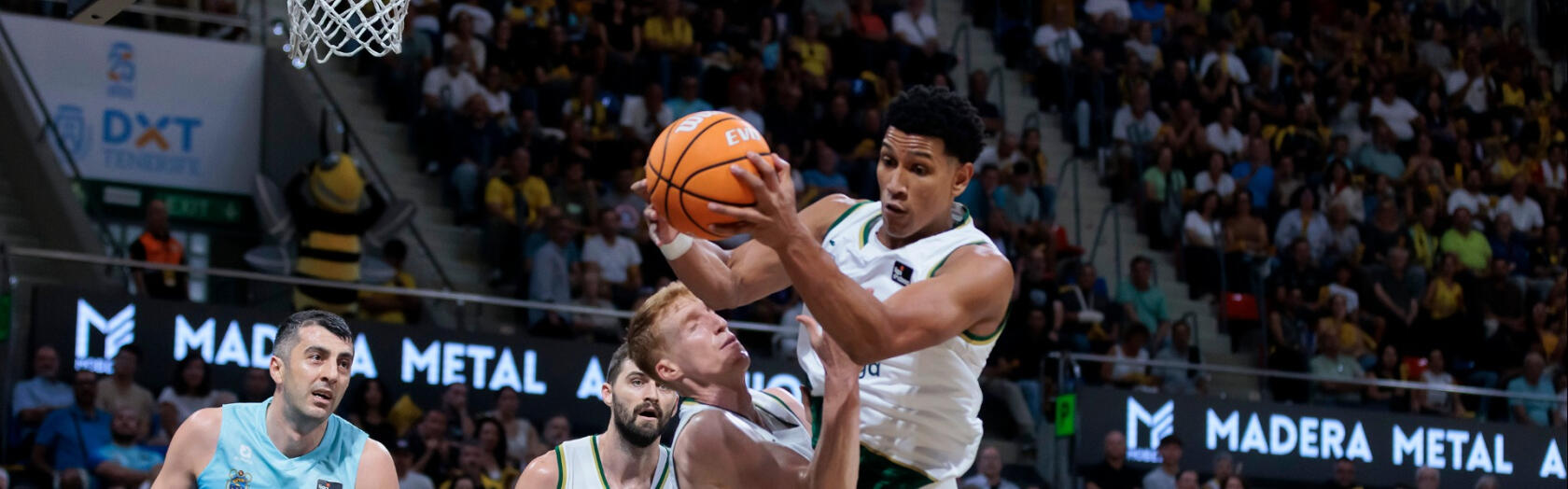 Tyson Pérez rebotea ante Alberto Díaz en Tenerife.