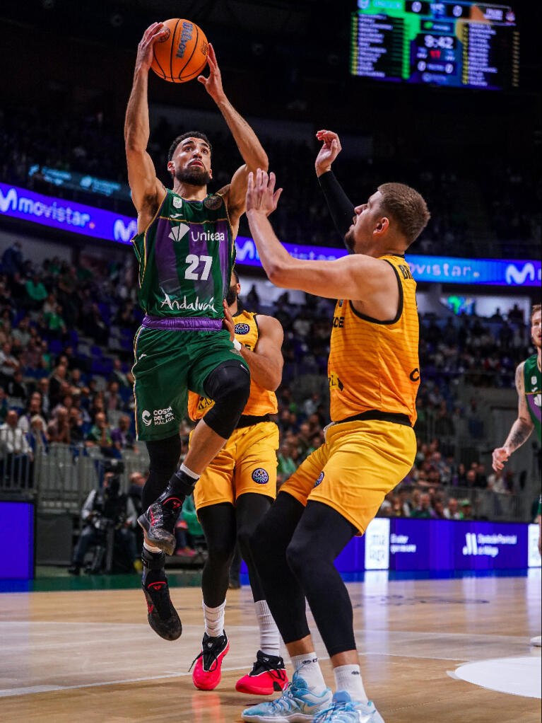 Chris Duarte va hacia el aro