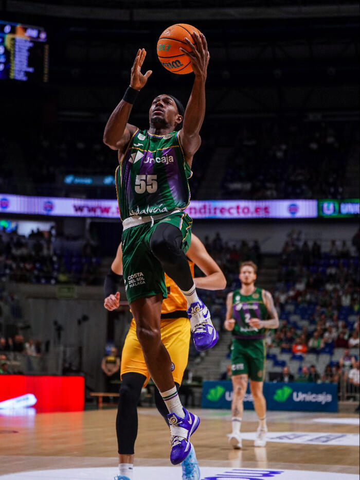 Kendrick Perry finaliza una penetración