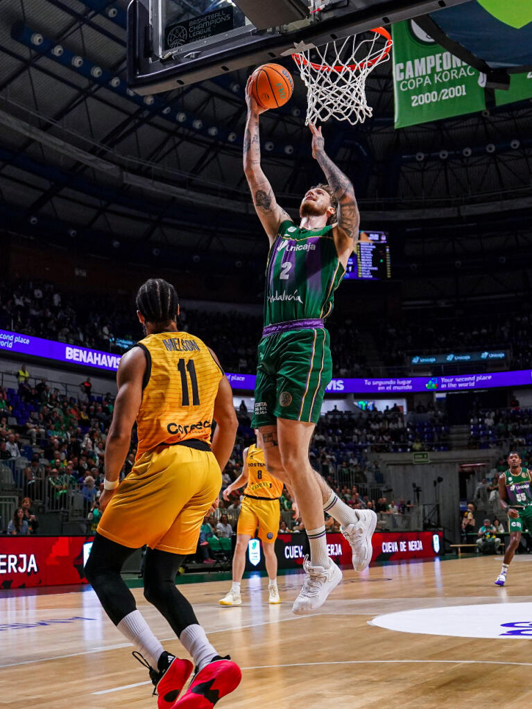 Olek Balcerowski se dispone a anotar