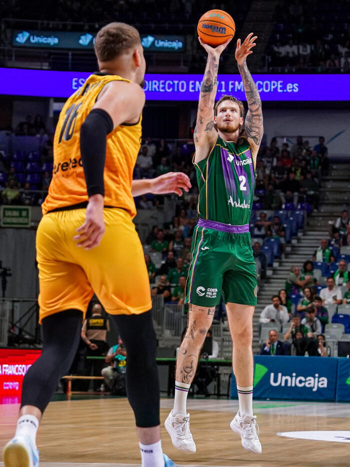 Olek Balcerowski lanza de tres