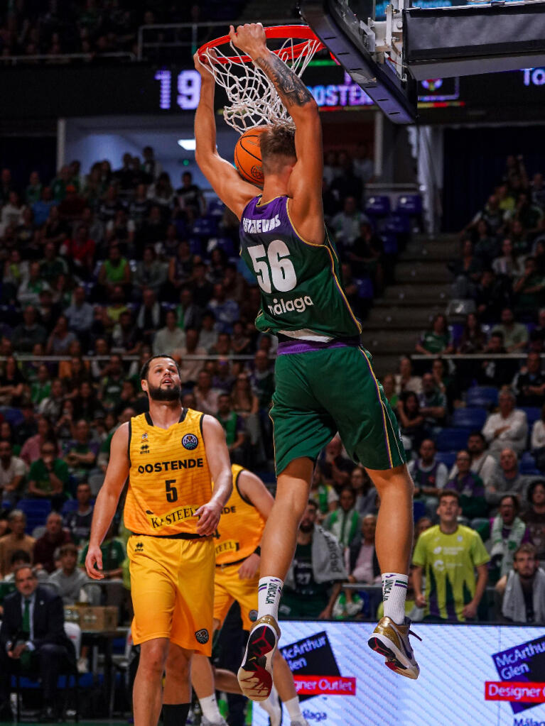 Arturas Butajevas machaca el aro