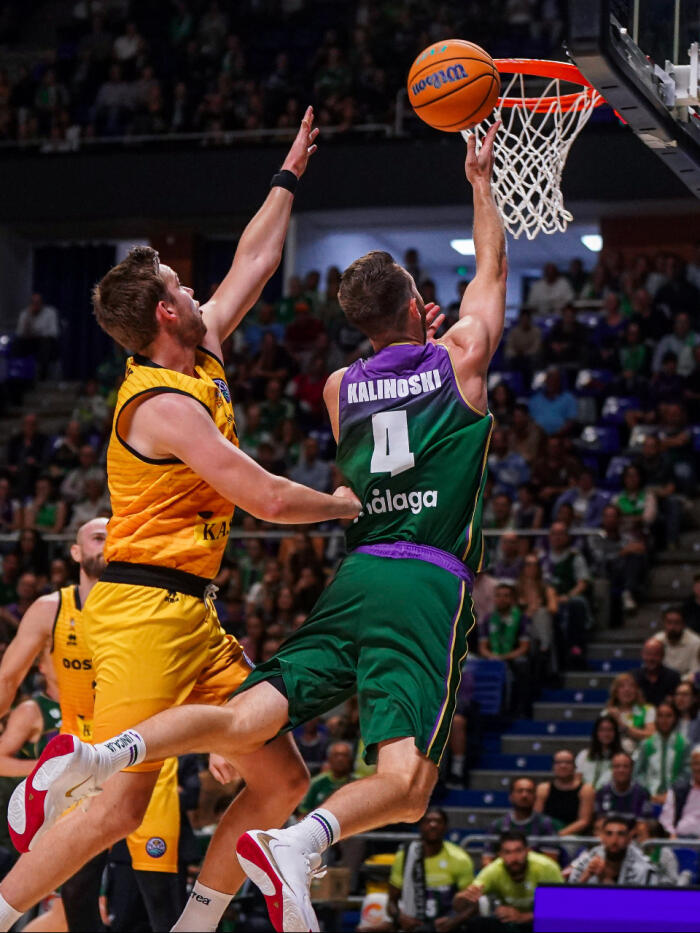 Tyler Kalinoski anota una canasta