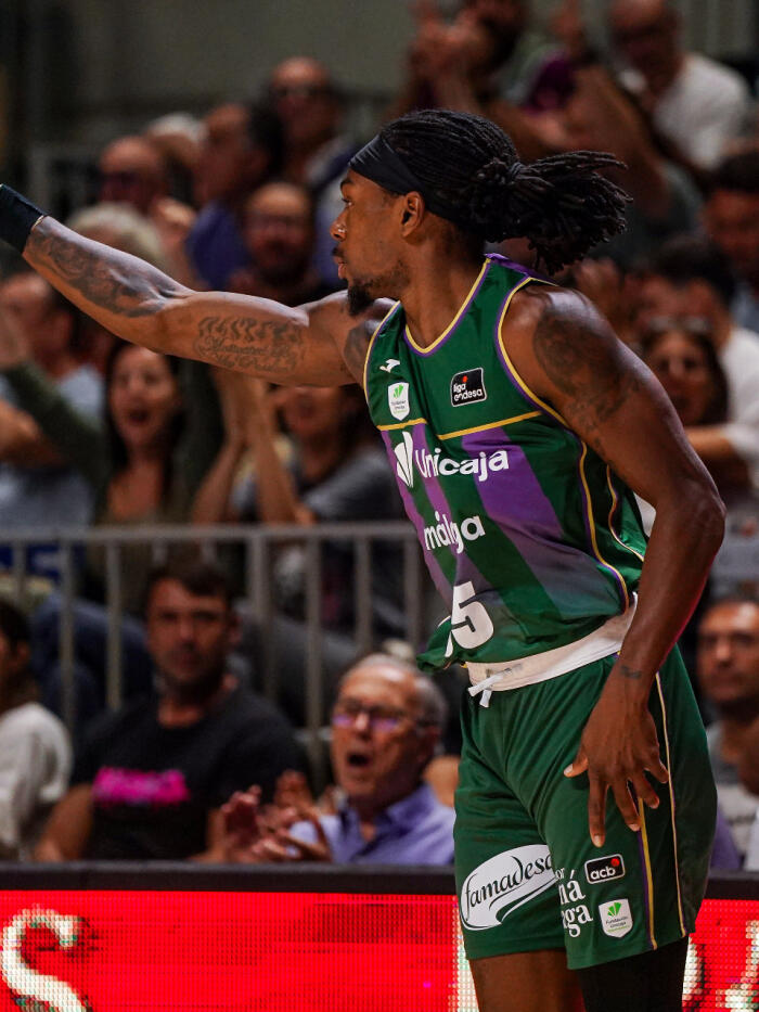 Kendrick Perry celebra una canasta