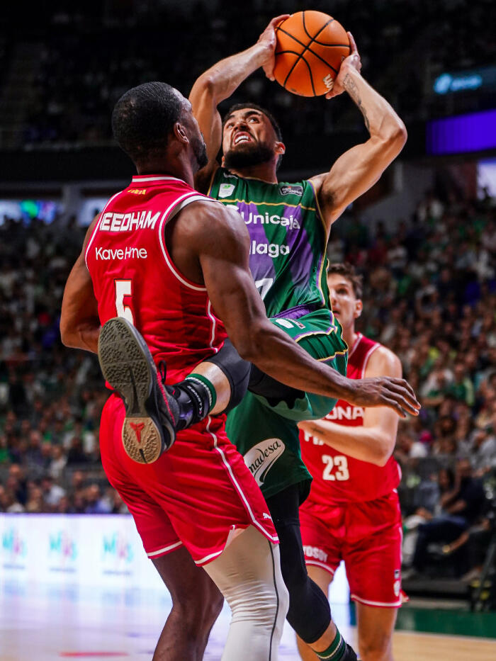 Chris Duarte intenta lanzar ante Needham