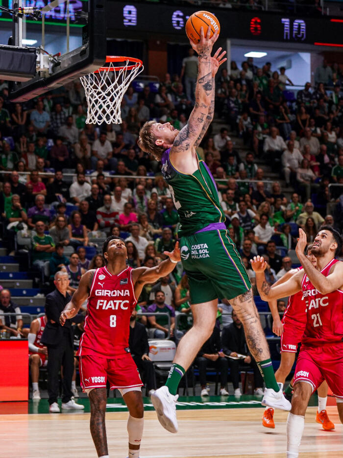 Olek Balcerowski intenta anotar de espaldas a canasta