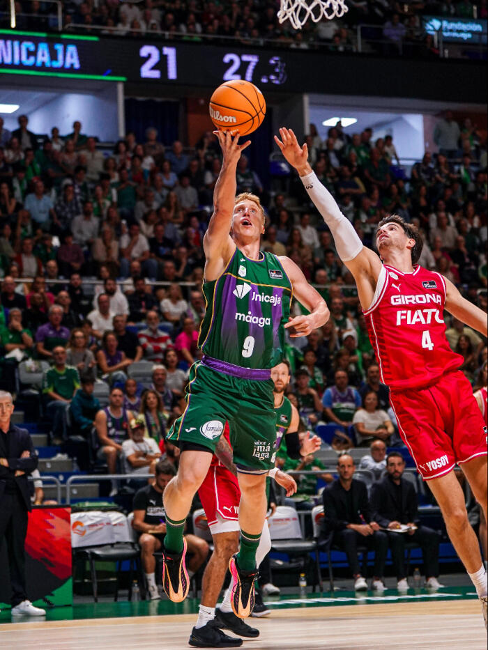 Alberto Díaz anota una bandeja