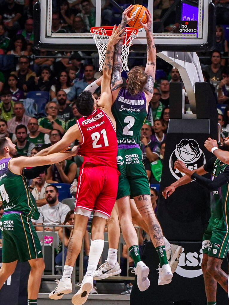 Olek Balcerowski intenta anotar rodeado de brazos 