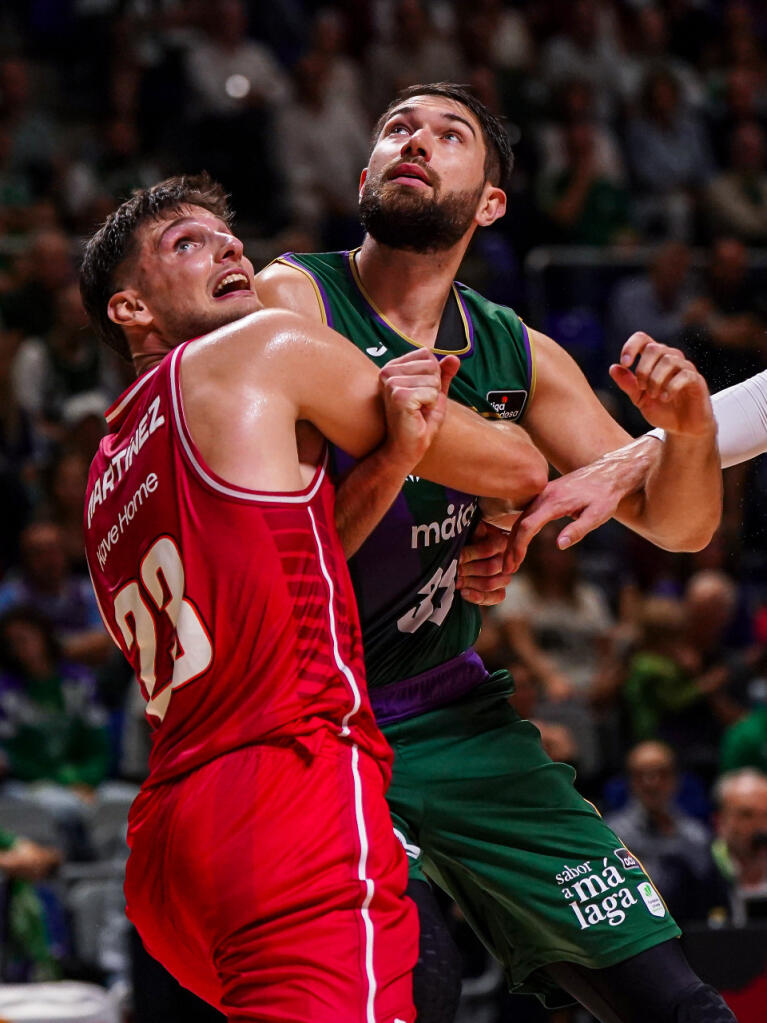 Killian Tillie lucha por la posición con Sergi Martínez