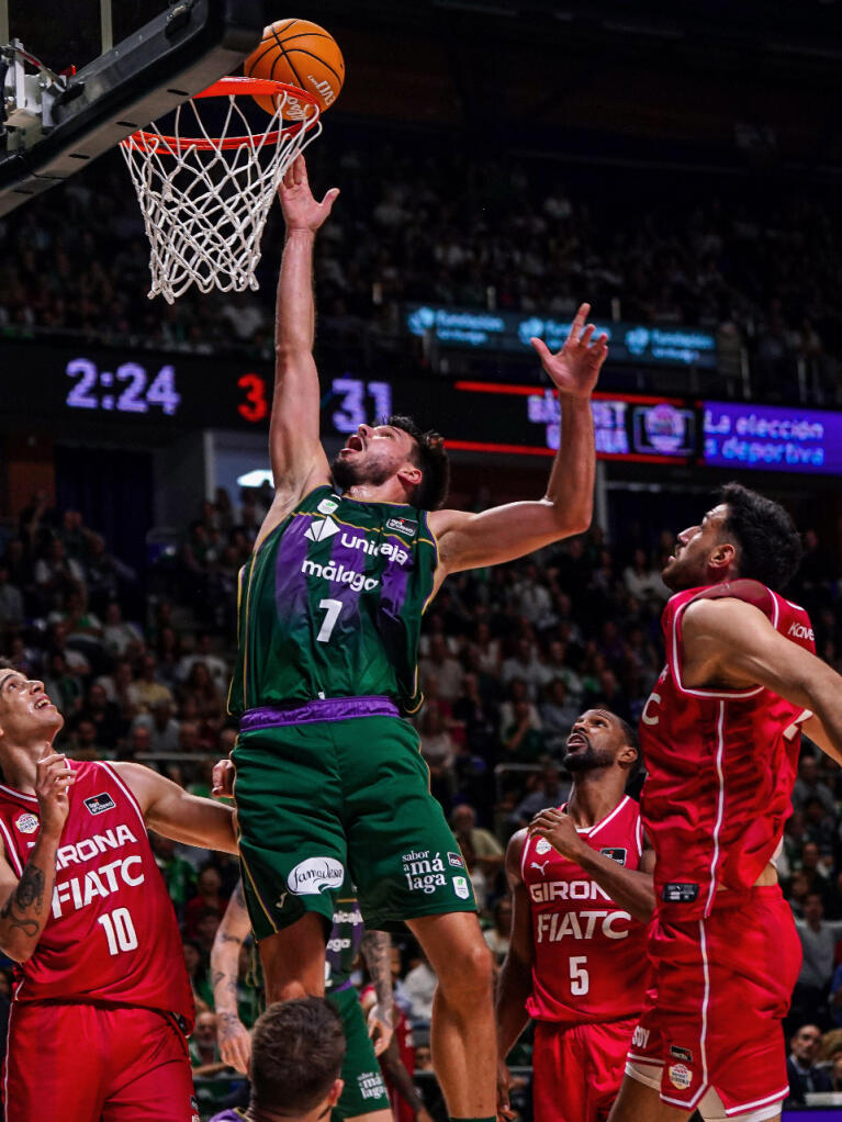 Jonathan Barreiro intenta atrapar un rebote