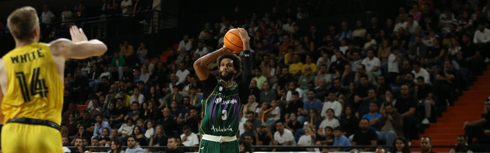 James Webb III lanza ante el Mersin Sports Club.