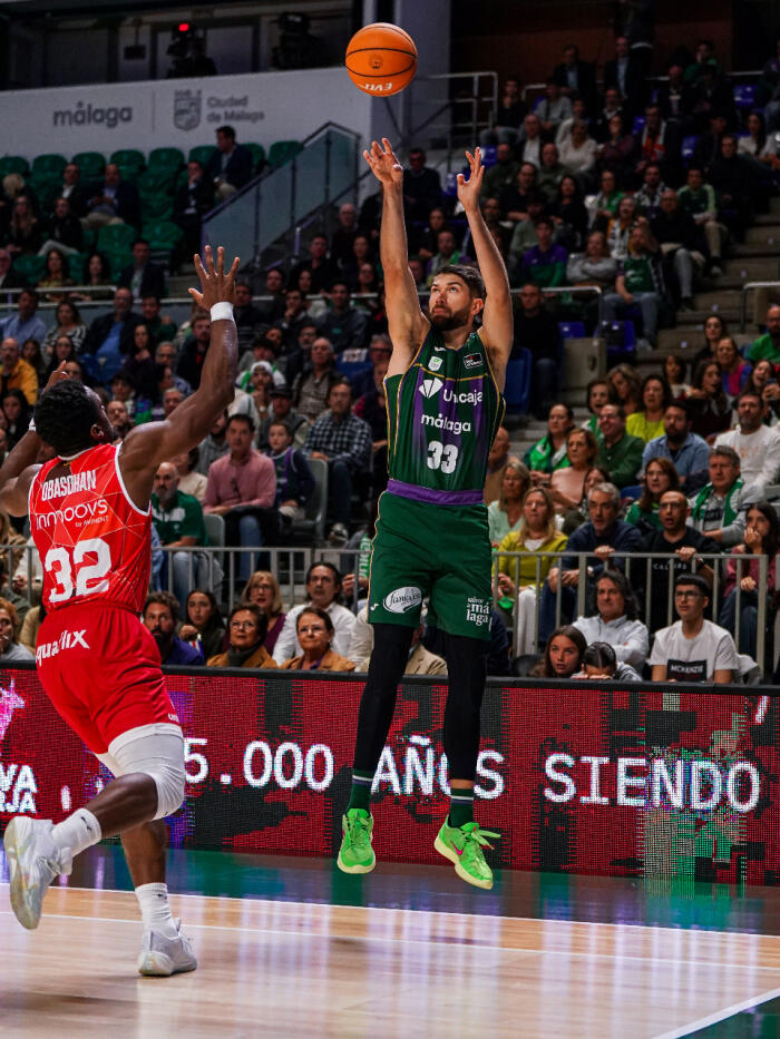 Killian Tillie lanza de tres