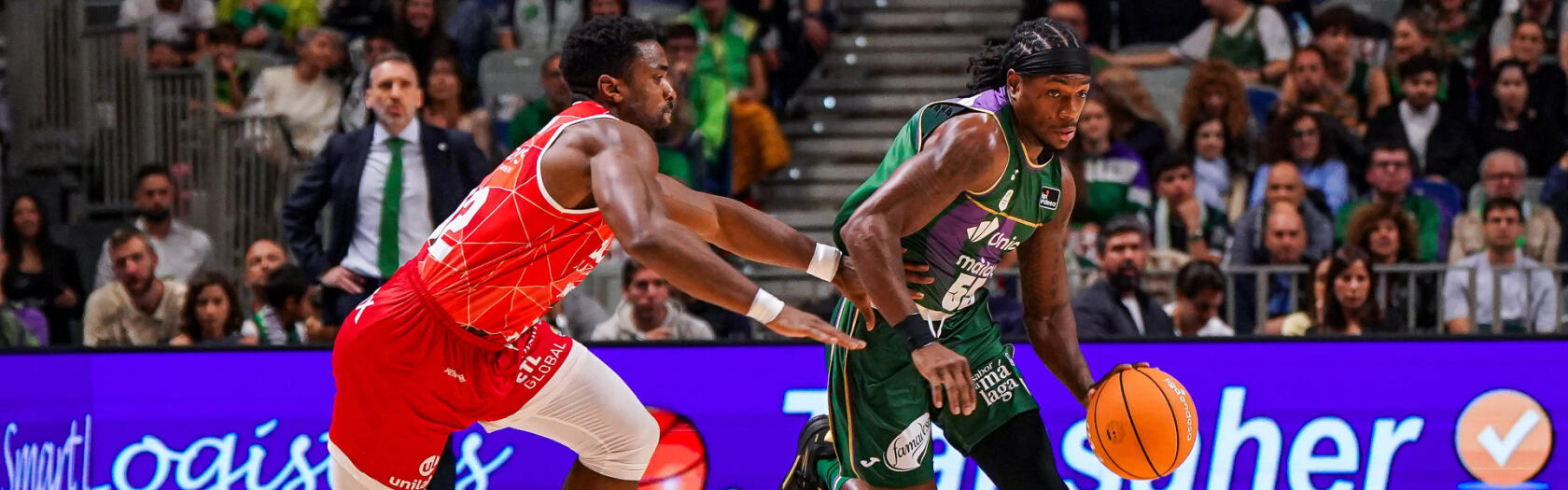 Kendrick Perry intenta conducir un contraataque