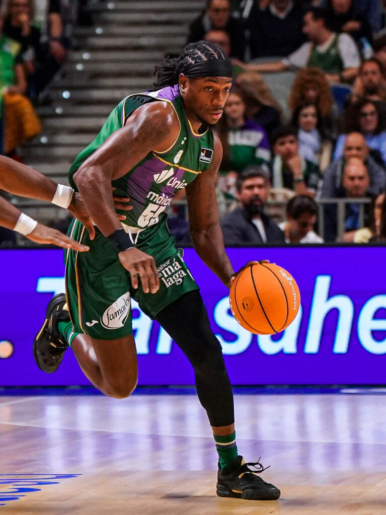 Kendrick Perry intenta conducir un contraataque