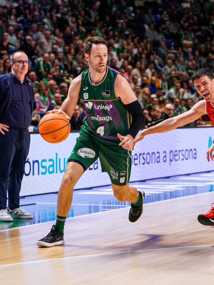 Tyler Kalinoski sube el balón