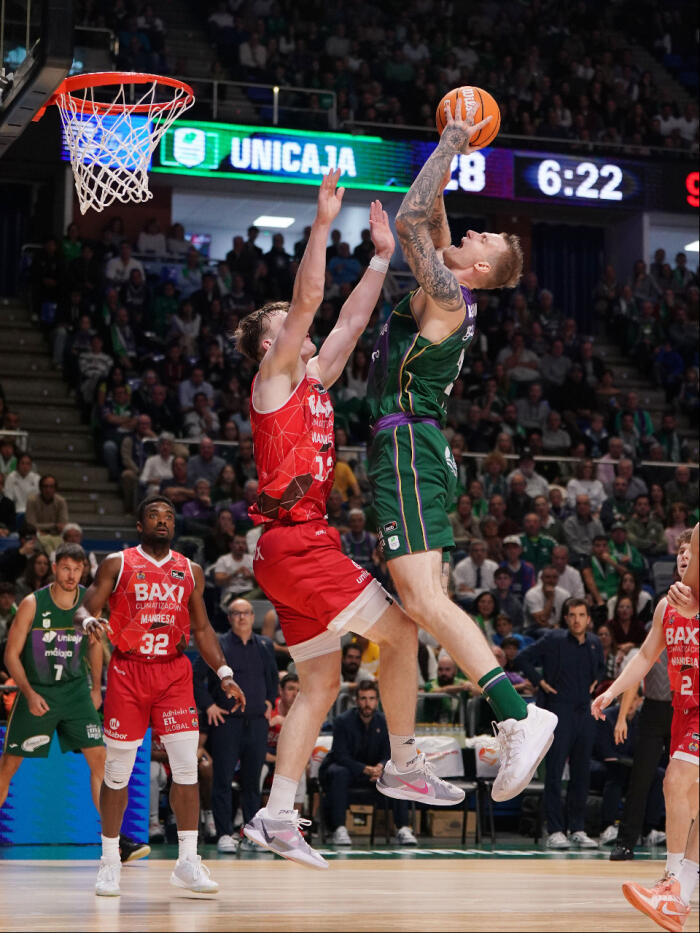 Olek Balcerowski intenta anotar ante Steinbergs