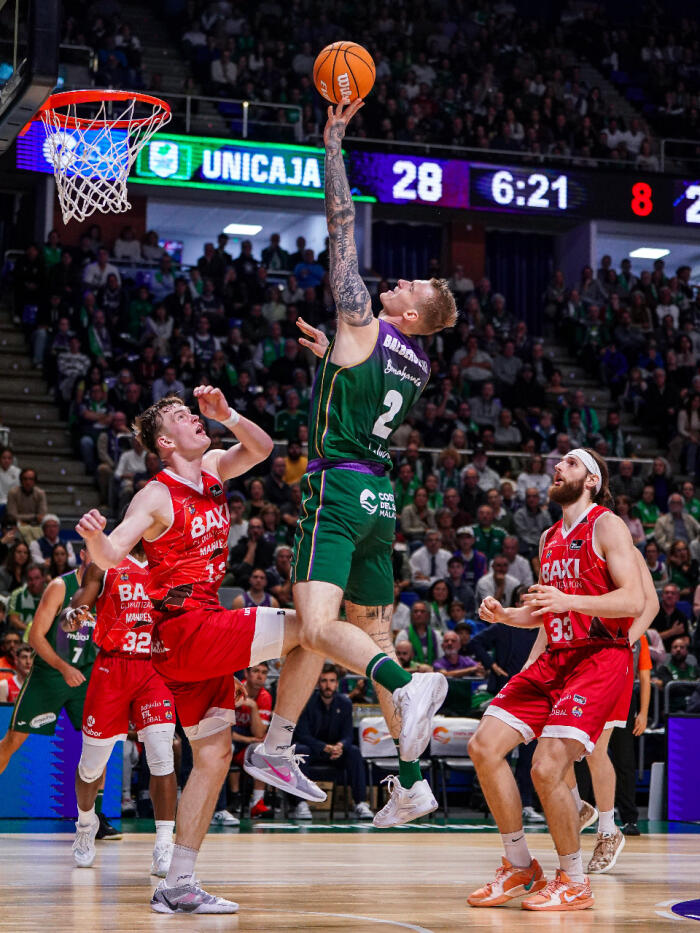 Olek Balcerowski intenta la canasta