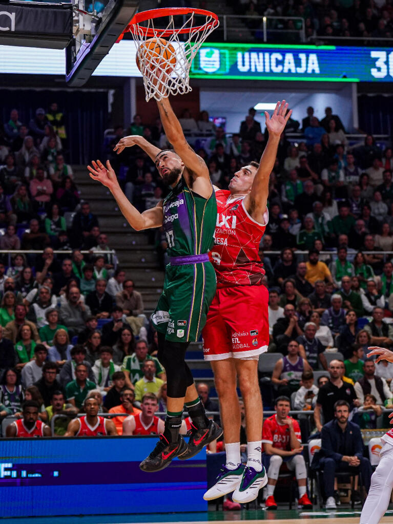 Chris Duarte intenta anotar ante Álex Reyes