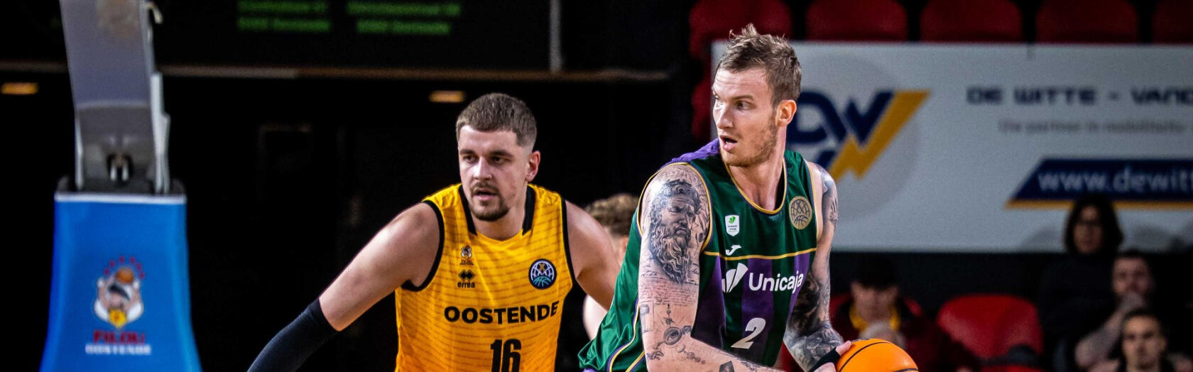 Olek Balcerowski busca un pase frente al Filou Oostende.