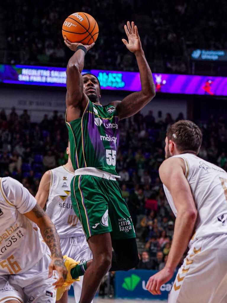 Kendrick Perry lanza a una mano