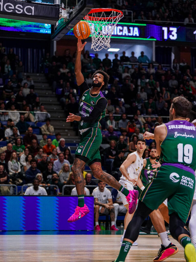 James Web III anota una canasta