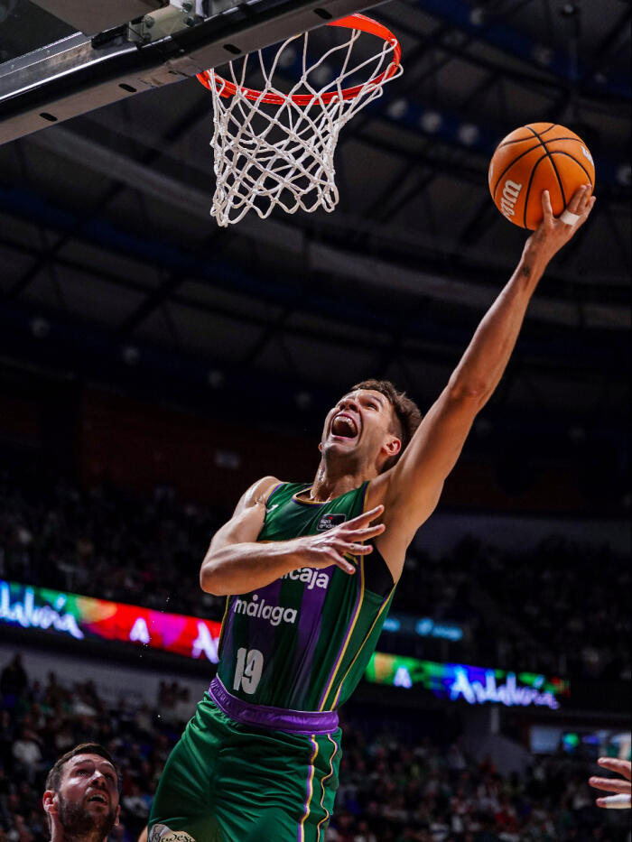Emir Sulejmanovic mete dos puntos cerca del aro