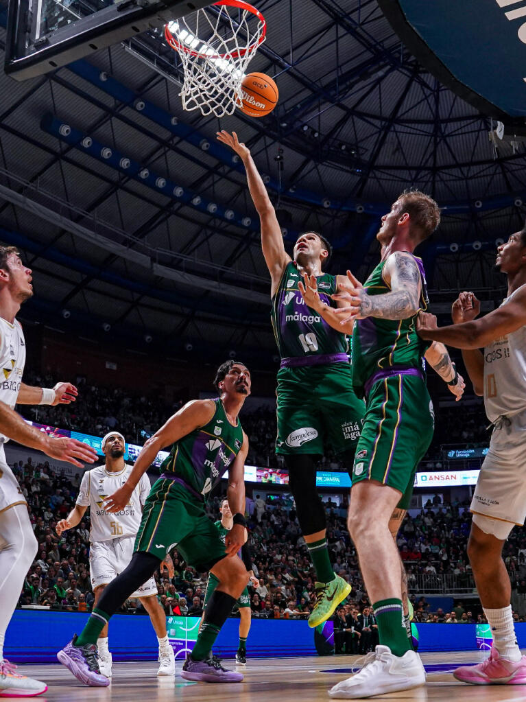 Emir Sulejmanovic deja el balón a una mano