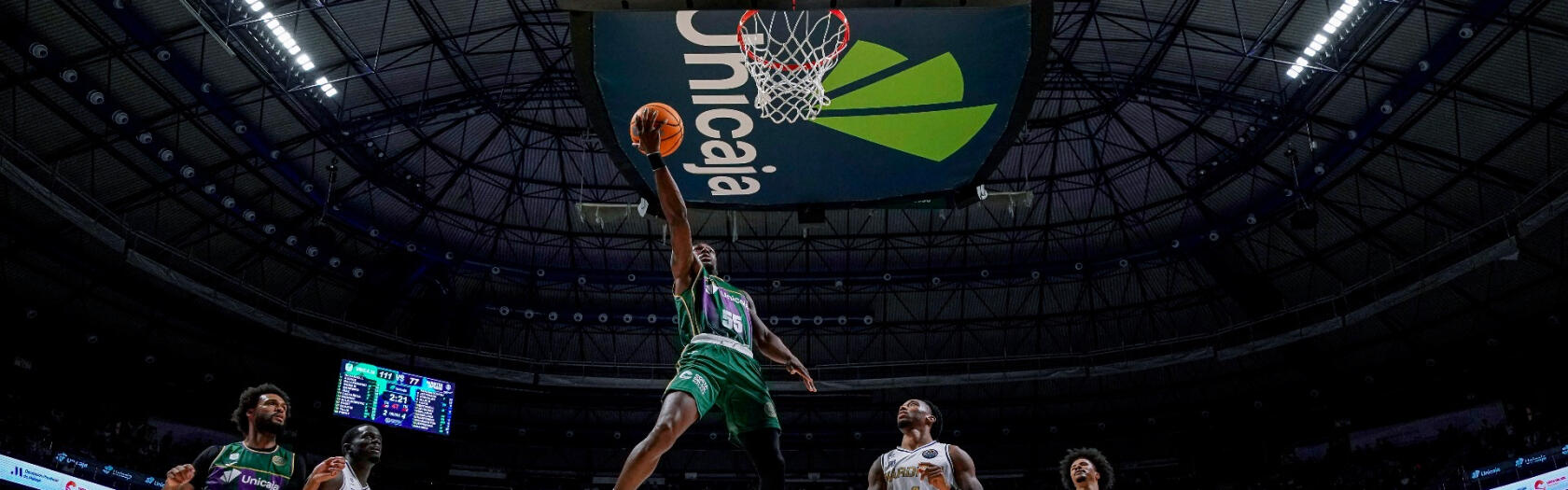 Kendrick Perry anota una bandeja.