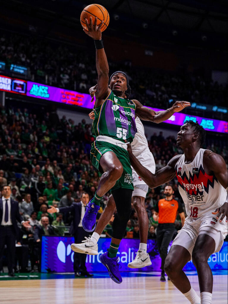 Kendrick Perry finaliza una bandeja