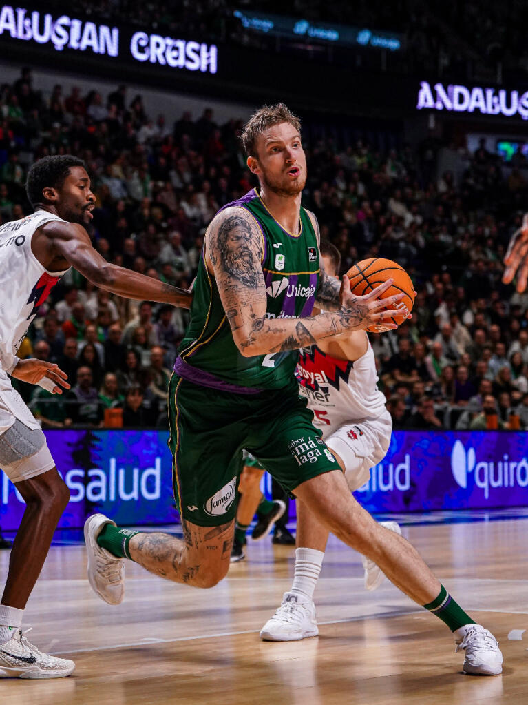 Olek Balcerowski se va hacia el aro