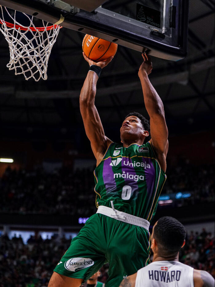 Tyson Pérez anota cerca del aro