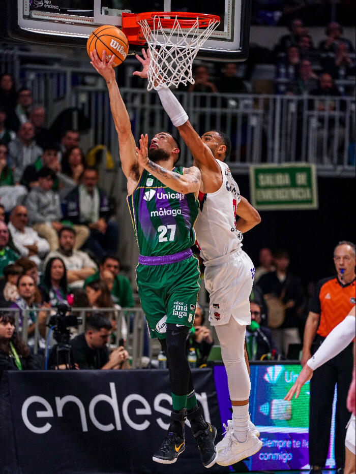 Chris Duarte anota a aro pasado