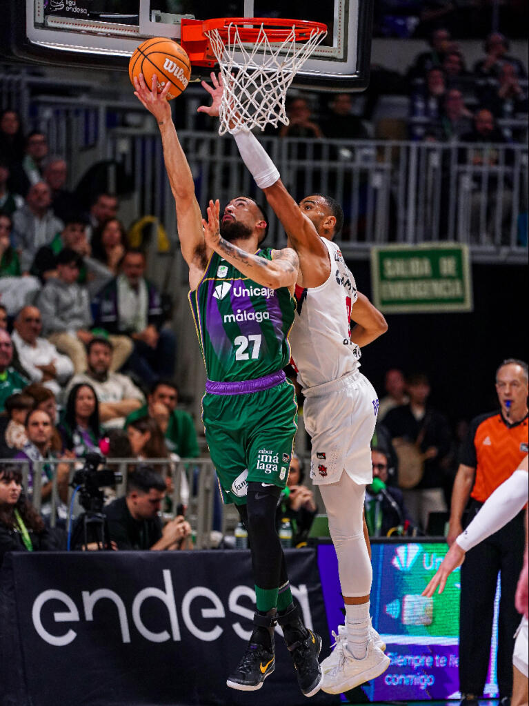 Chris Duarte anota a aro pasado