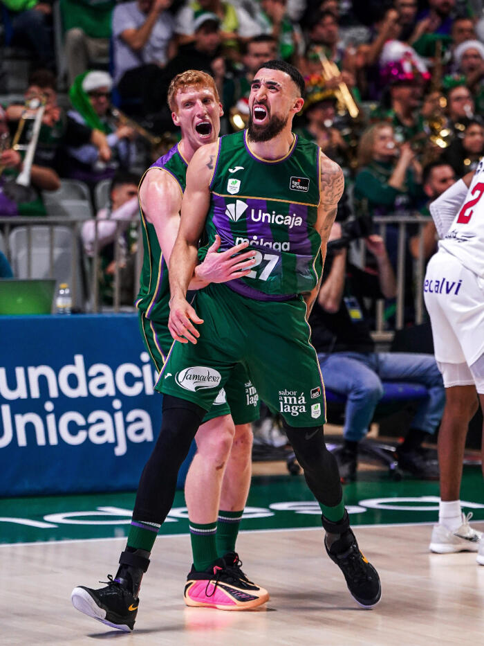 Chris Duarte celebra una canasta con Alberto Díaz