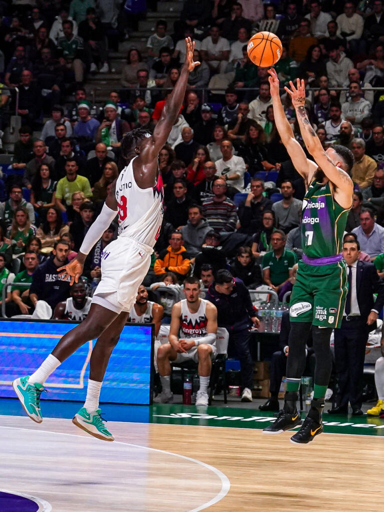 Chris Duarte lanza un triple