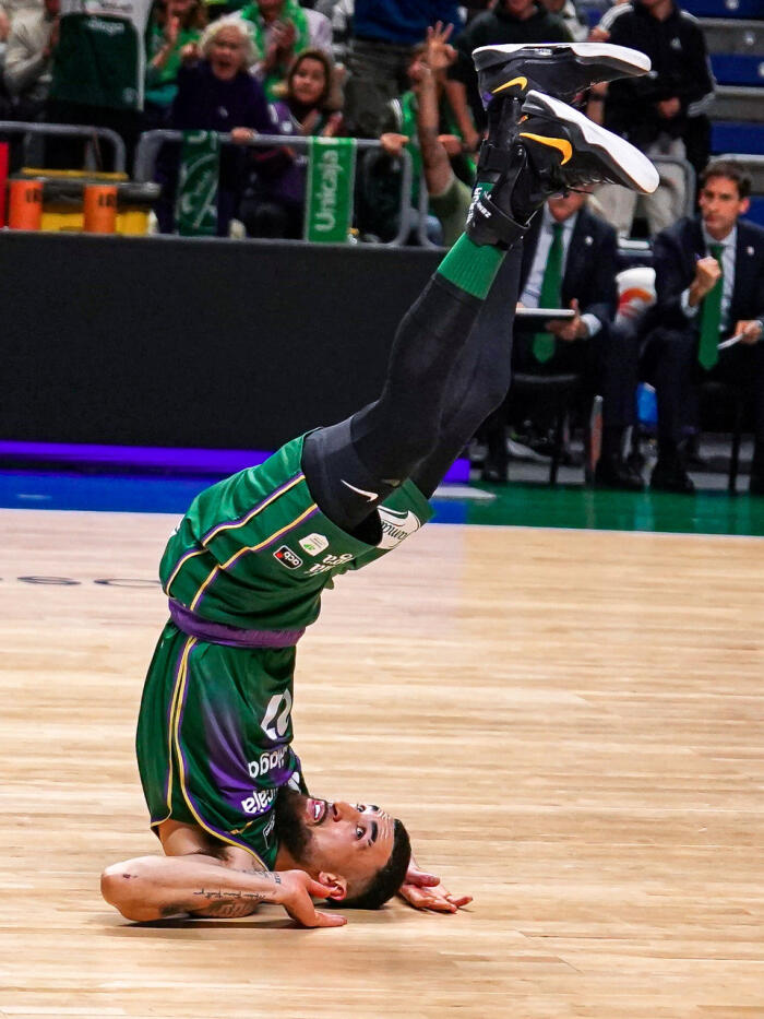 Chris Duarte en posición acrobática