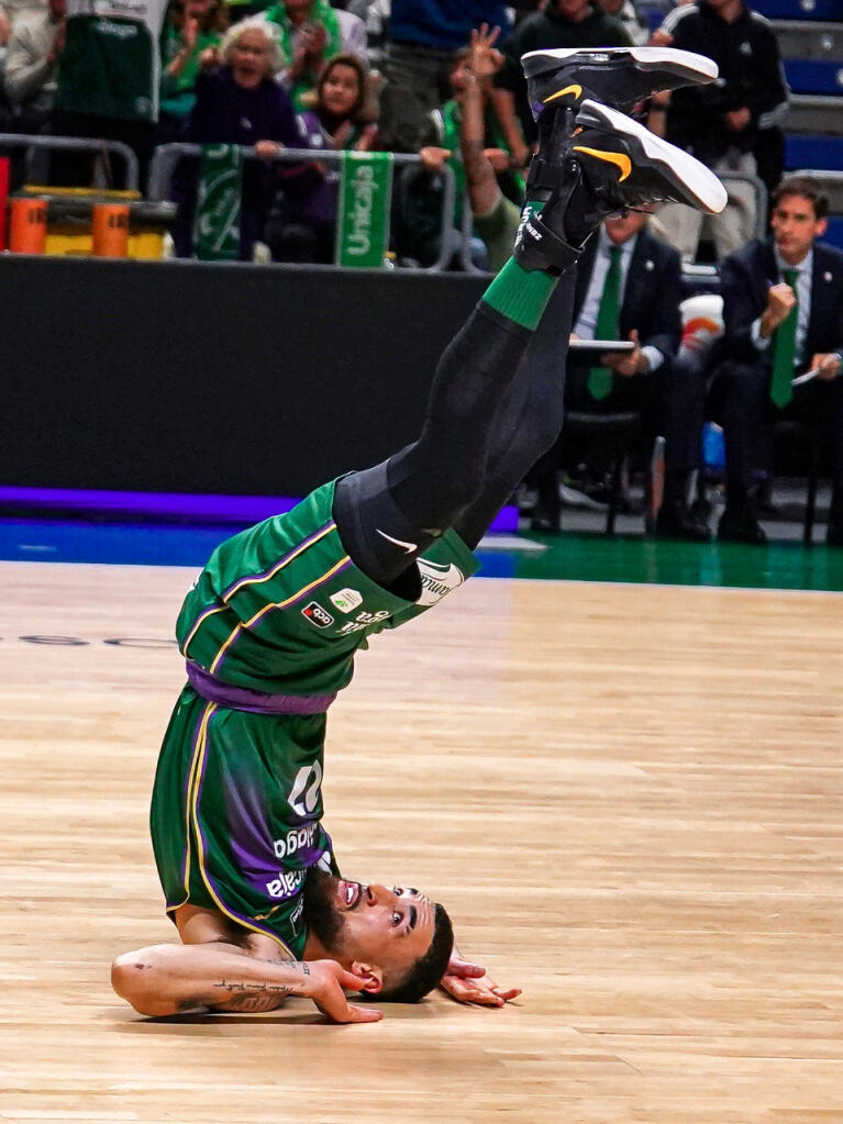 Chris Duarte en posición acrobática