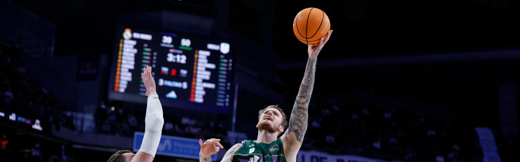 Olek Balcerowski anota ante Mario Hezonja.