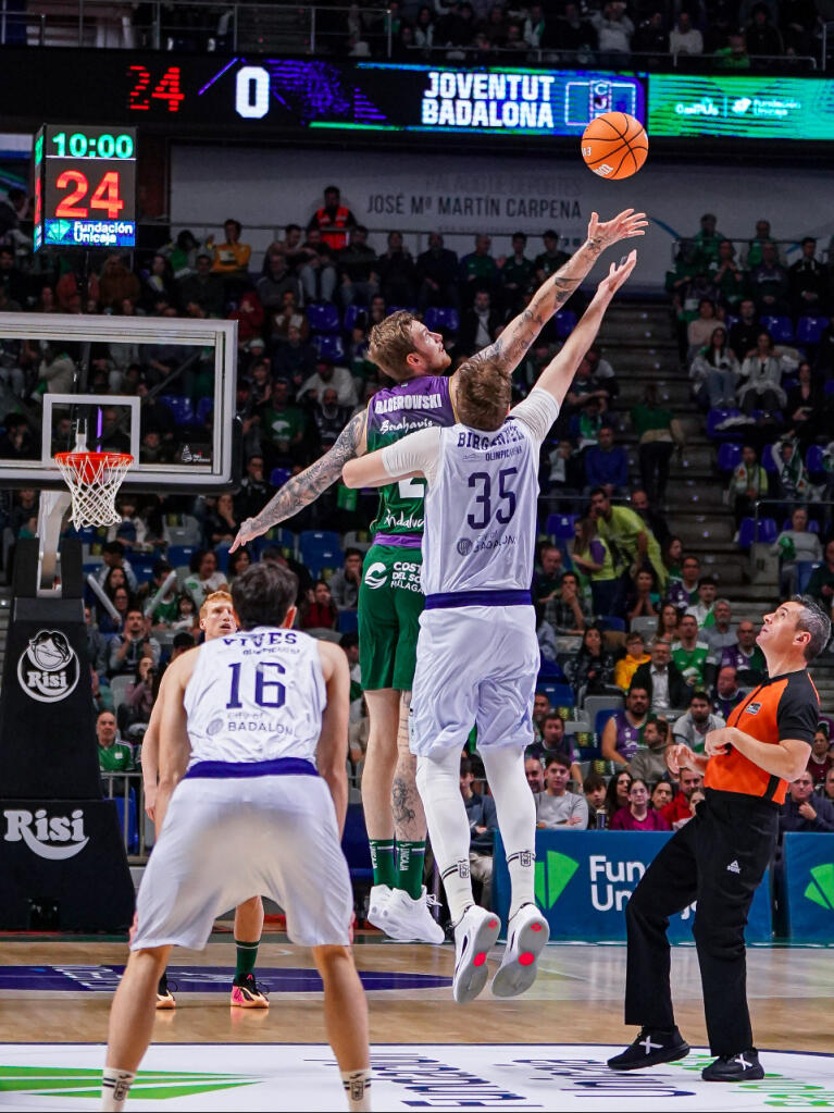 Salto inicial entre Olek Balcerowski y Simon Birgander