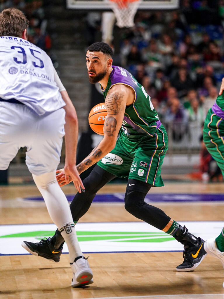 Chris Duarte botando el balón