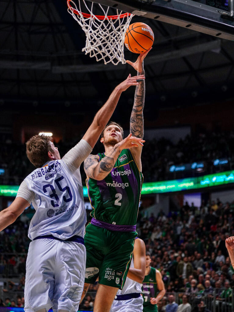 Olek Balcerowski intenta anotar ante Simon Birgander