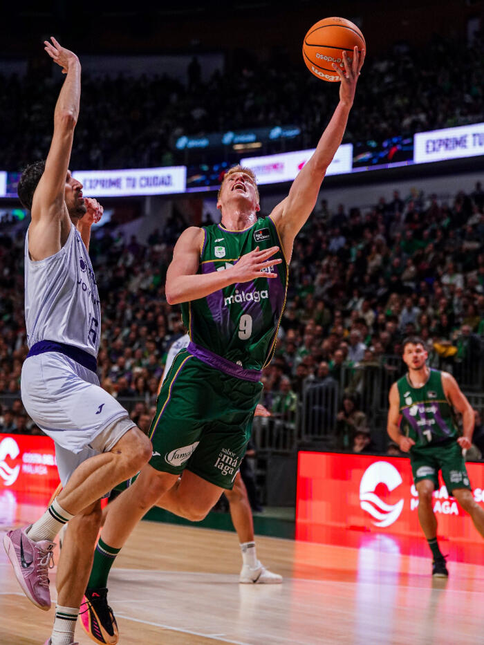 Alberto Díaz intenta una bandeja ante Guillem Vives